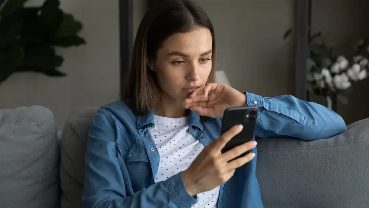Žena s mobilem