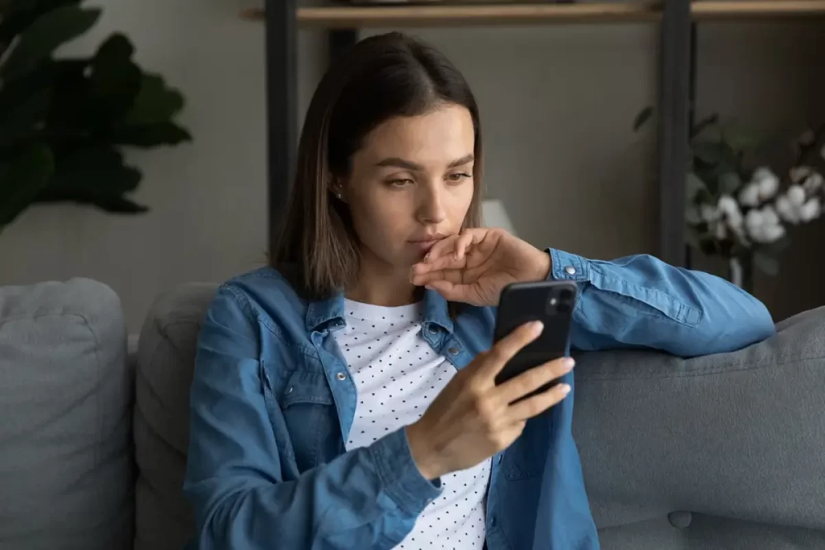 Žena s mobilem