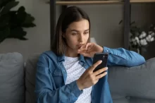 Žena s mobilem