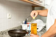 žena s olejem