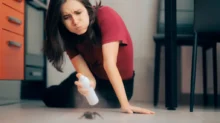 Žena likviduje hmyz