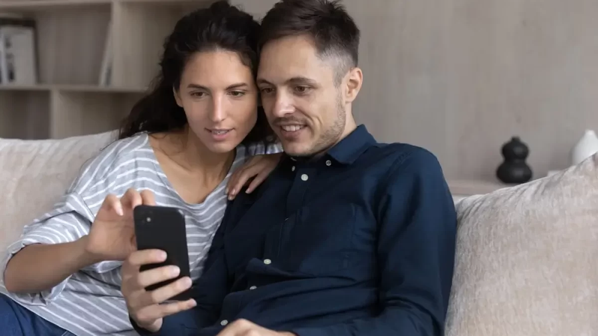 Pár spolu kouká do mobilu