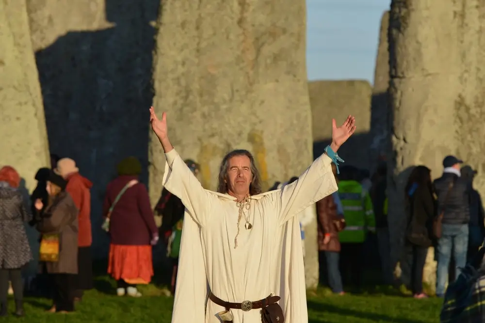 shutterstock_2153429323 - Techsvět Náboženský obřad u Stonehenge