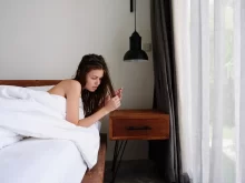 Žena s mokrými vlasy