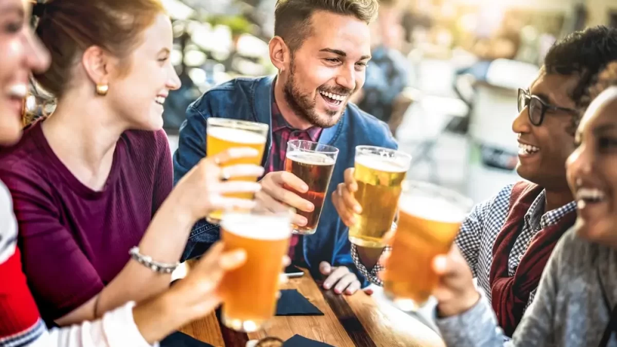 Lidé pijící pivo