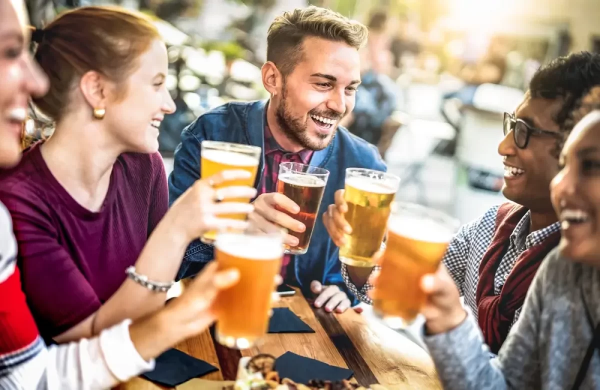 Lidé pijící pivo