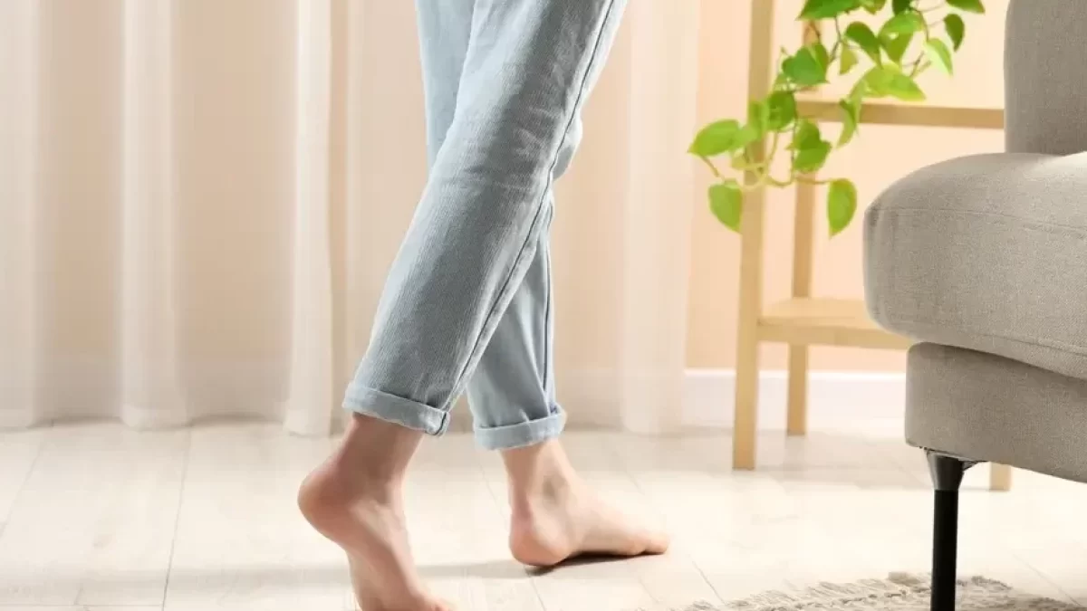 Žena jdoucí bosky po podlaze