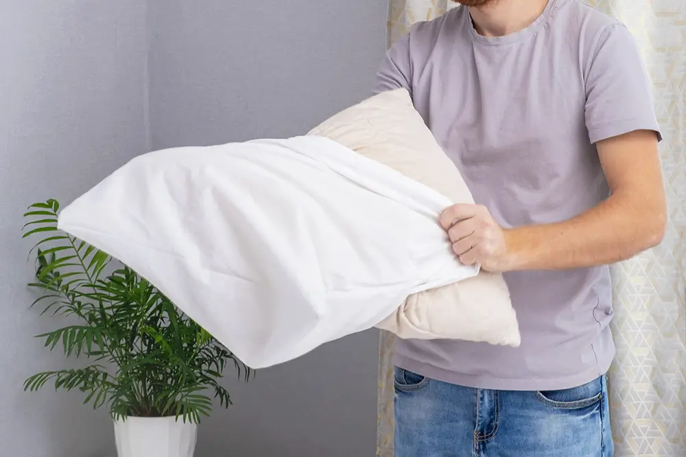 Vlhkost poskytuje ideální podmínky pro růst bakterií, roztočů a jiných mikrobů. - Techsvět muž převléká povlečení