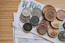 České bankovky a mince