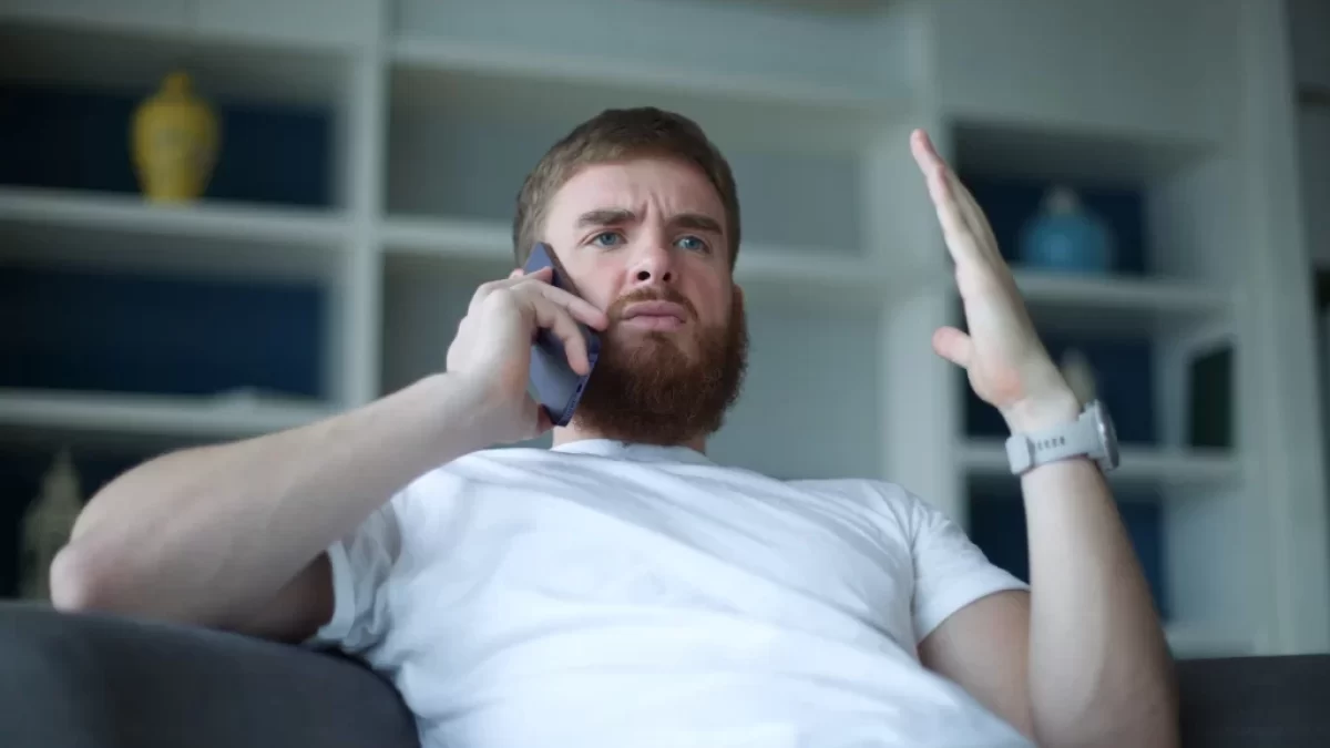 muž telefonuje