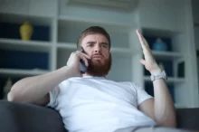 muž telefonuje
