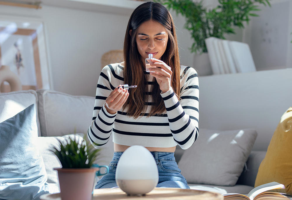Díky své silné svěží vůni a dezinfekčním vlastnostem má eukalyptus v domácnosti spoustu využití. - Techsvět žena čichá k aroma olejíčku