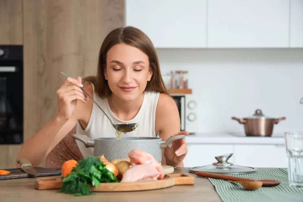 žena ochutnává vývar