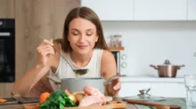 žena ochutnává vývar