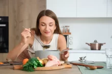 žena ochutnává vývar