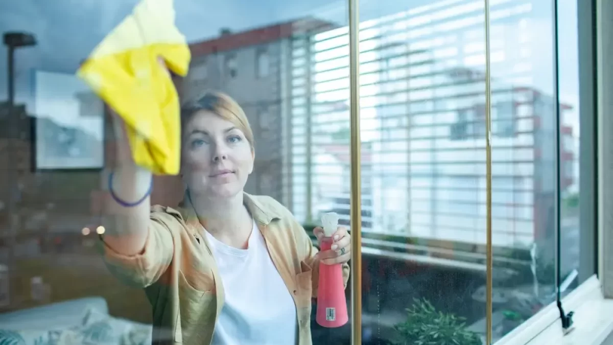 Žena myje okna
