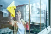 Žena myje okna
