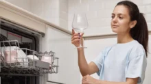 žena vytahuje skleničku z myčky