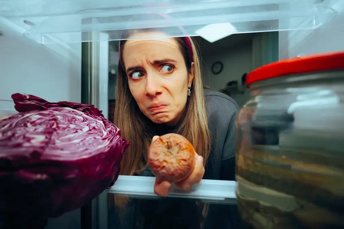 Žena dívající se do lednice