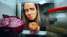 Žena dívající se do lednice