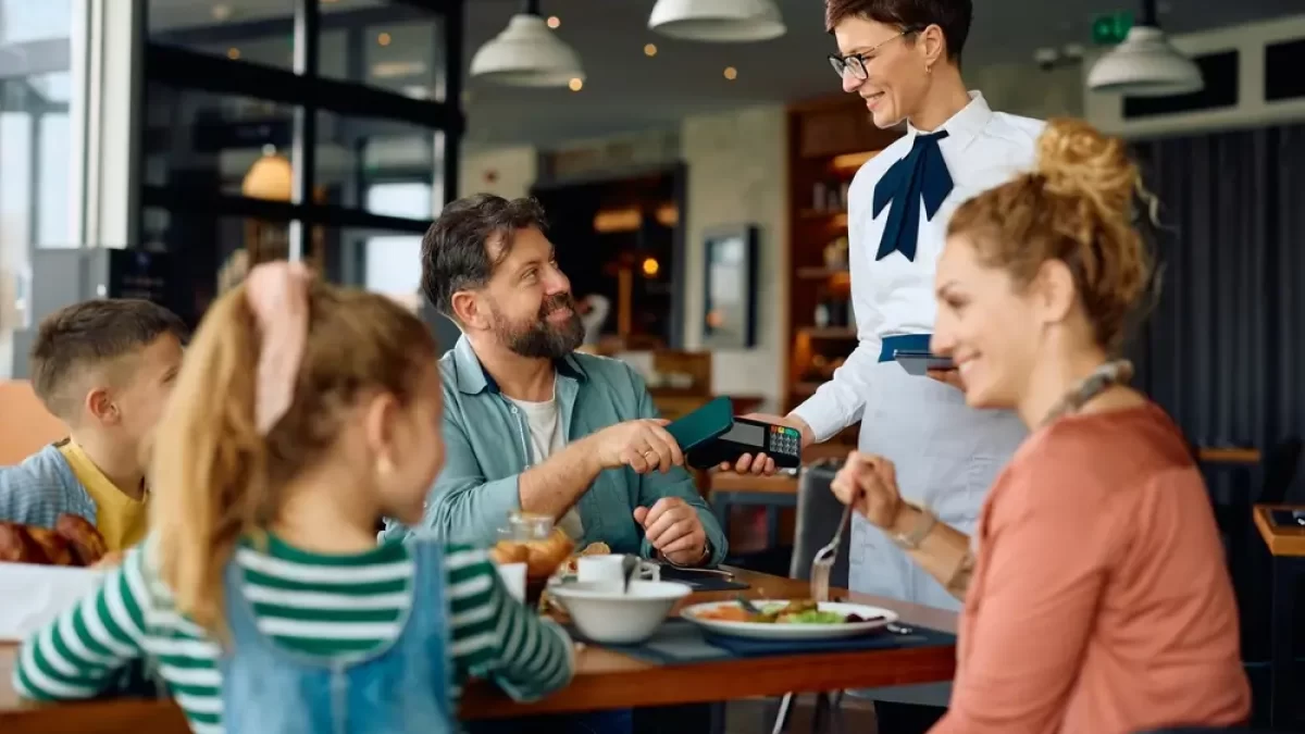 Lidé v restauraci