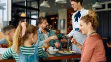 Lidé v restauraci