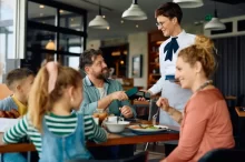 Lidé v restauraci