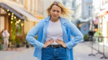 žena s bolestí břicha