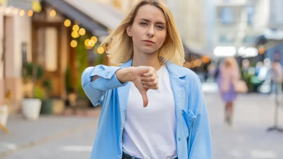 Žena ukazující palec dolů