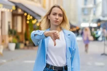 Žena ukazující palec dolů