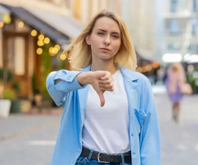 Žena ukazující palec dolů
