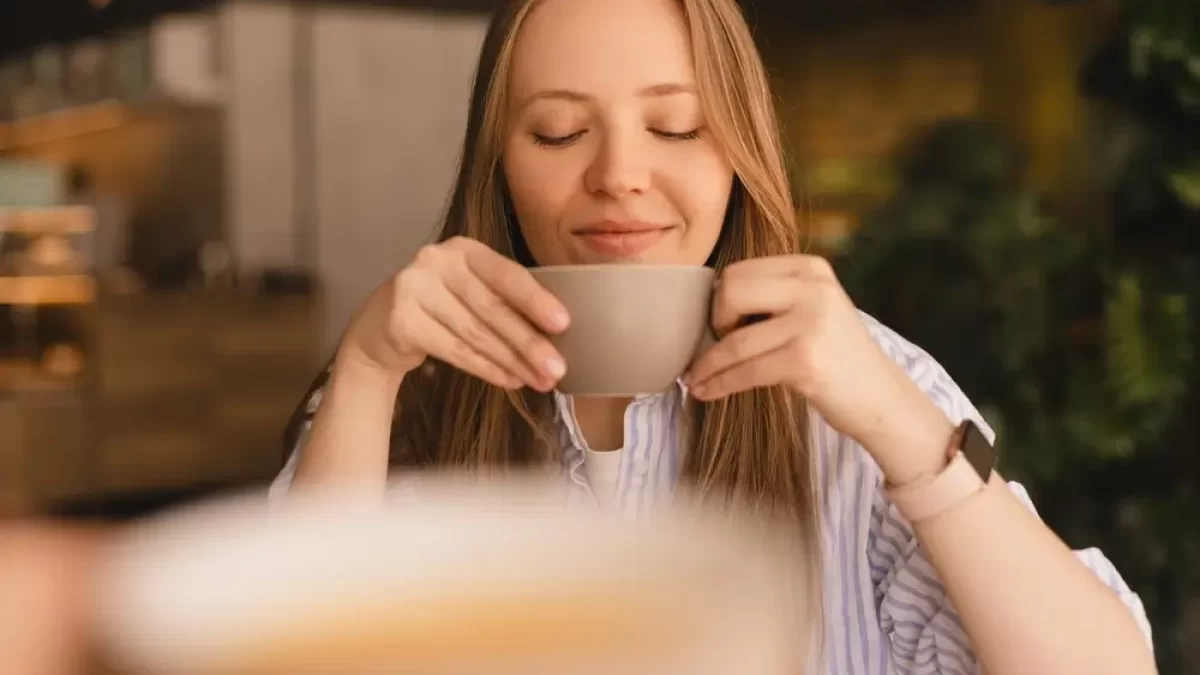 žena pije kávu