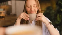 žena pije kávu