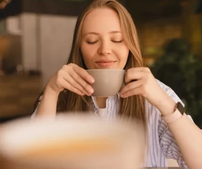 žena pije kávu