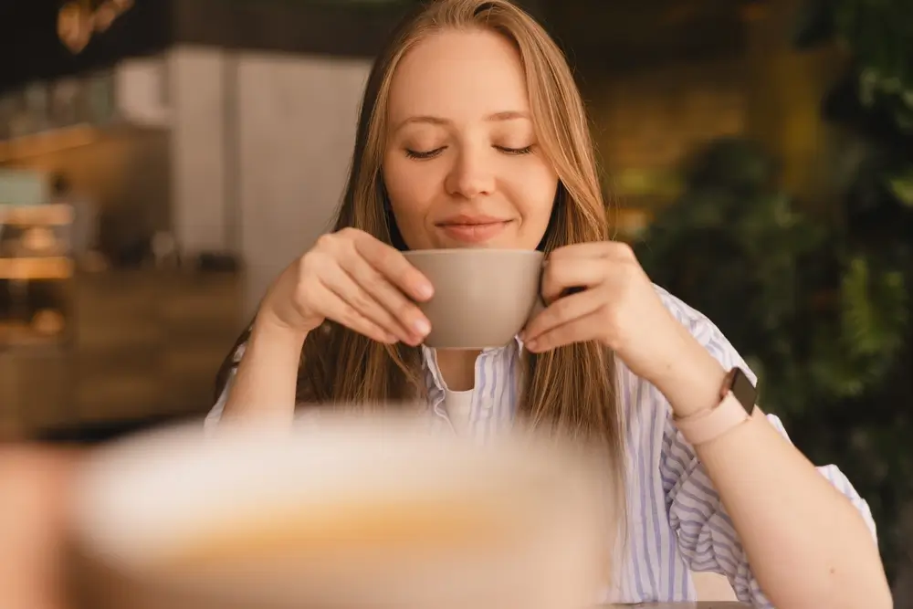 žena pije kávu