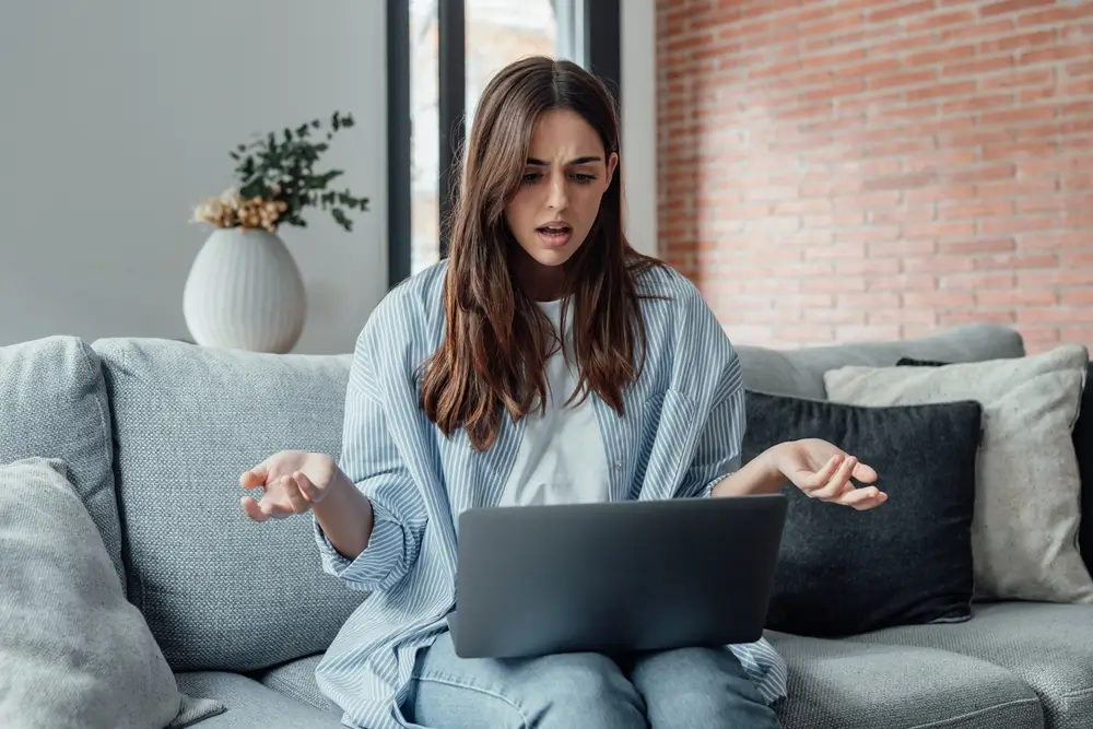shutterstock_2473271441 - Techsvět Žena je rozhozená z emailu