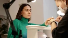 Žena na manikúře.