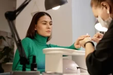Žena na manikúře.