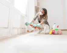 žena odstraňuje plíseň ze zdi