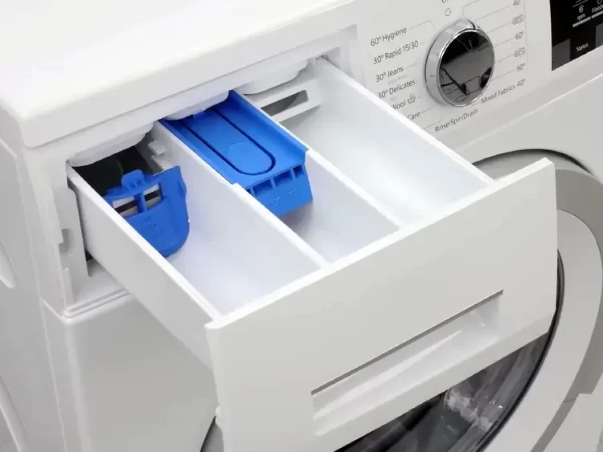 Pračka s otevřenou přihrádkou.