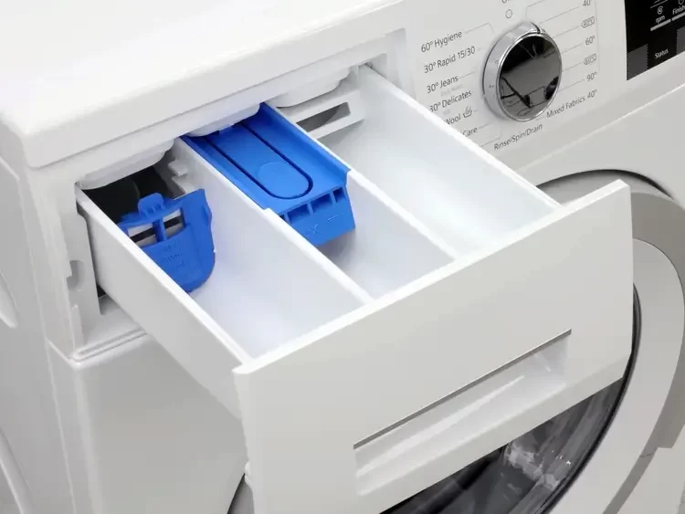 Pračka s otevřenou přihrádkou.
