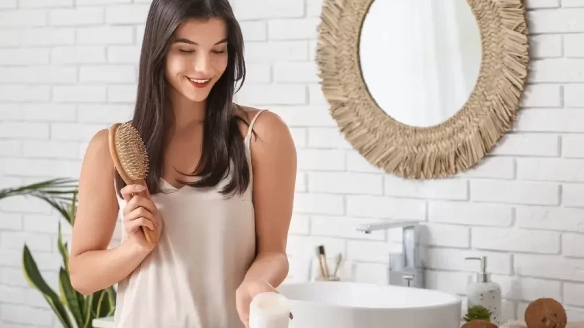 Žena používající produkt na krásu.