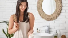Žena používající produkt na krásu.