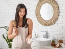 Žena používající produkt na krásu.