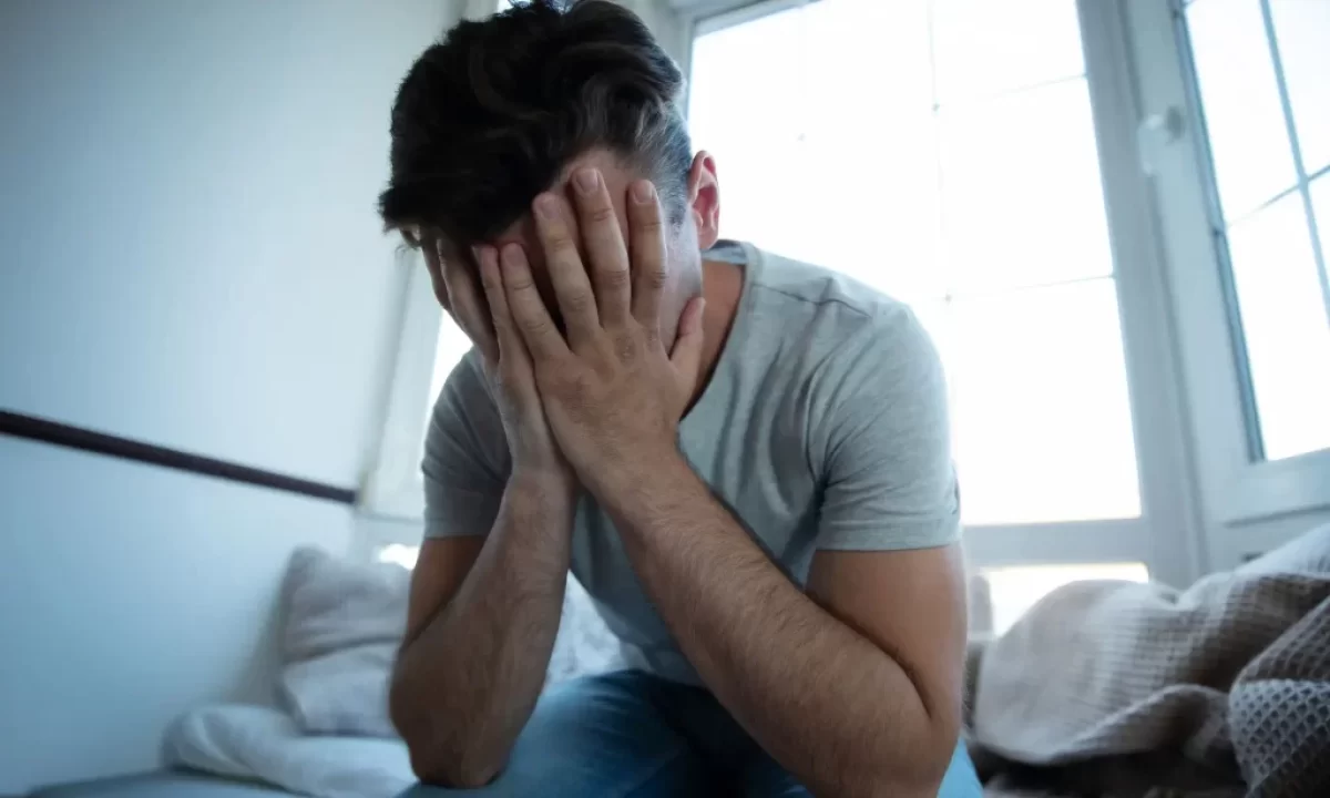 Sklíčený muž v depresi.