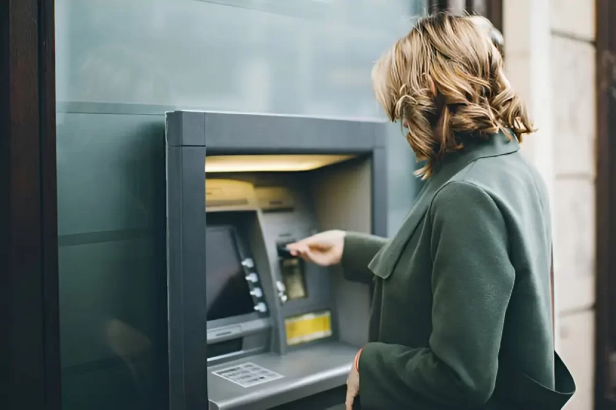 kreditní karta a bankomat