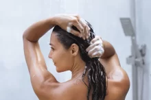 žena si myje vlasy