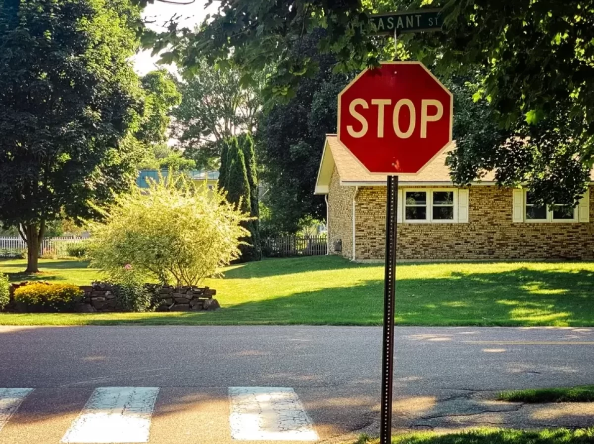 Značka "Stop" u křižovatky.