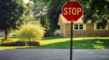 Značka "Stop" u křižovatky.