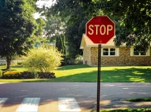 Značka "Stop" u křižovatky.